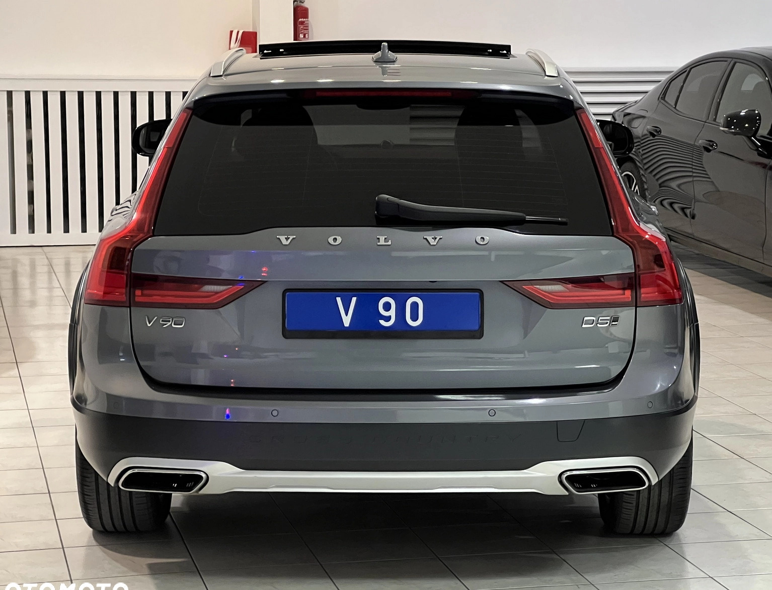 Volvo V90 Cross Country cena 147000 przebieg: 147000, rok produkcji 2017 z Bieruń małe 352